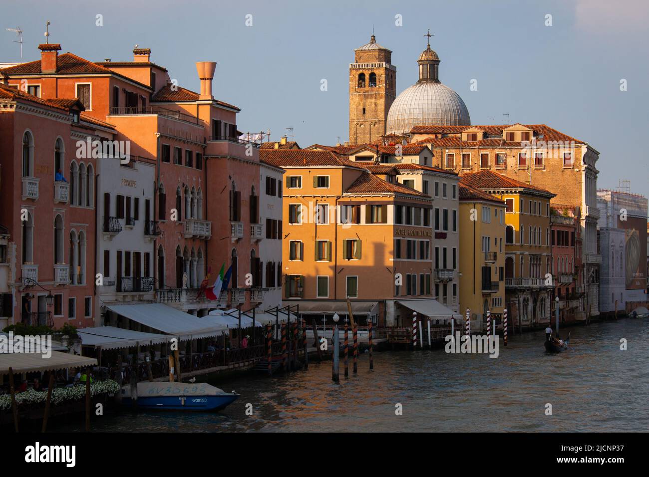 Assottigliamento nel tardo pomeriggio traffico in barca vicino al Ponte degli Scalzi a Venezia il 13th maggio 2022 Foto Stock