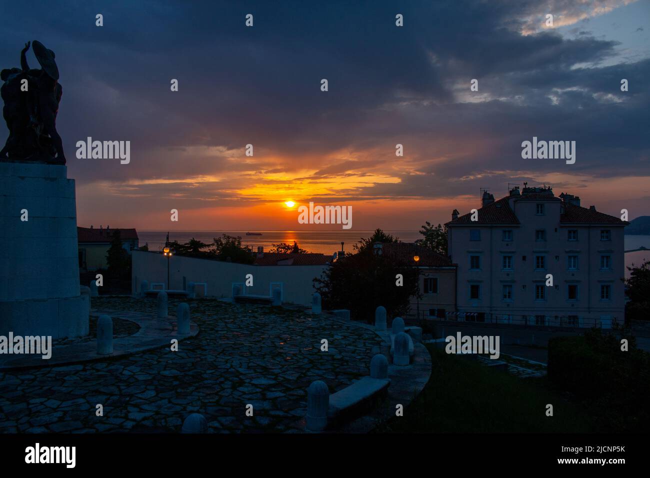 Trieste, Italia, Maggio 9th 2022: Tramonto al mare, la vista dal Castello di San giusto Foto Stock