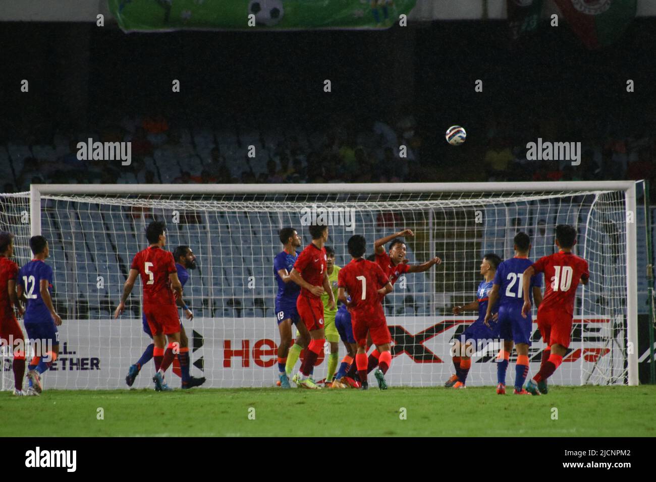 L'India ha squalciato Hong Kong segnando due volte su entrambi i lati delle due metà per un risultato del 4-0 nella finale finale di gruppo D finale della Coppa AFC Asiatica 2023 al Salt Lake Stadium di martedì. Ciò ha aiutato l'India a diventare il topper del gruppo con nove punti da tre vittorie e ha assicurato il relativo secondo posto principale-rotondo consecutivo della tazza asiatica per la prima volta nella storia del torneo. Hong Kong (sei punti) si è anche fatta alla fase finale diventando uno dei migliori secondi finalisti nei sei gruppi del round finale di qualifica. L’India ha colto gli obiettivi a due fini Foto Stock