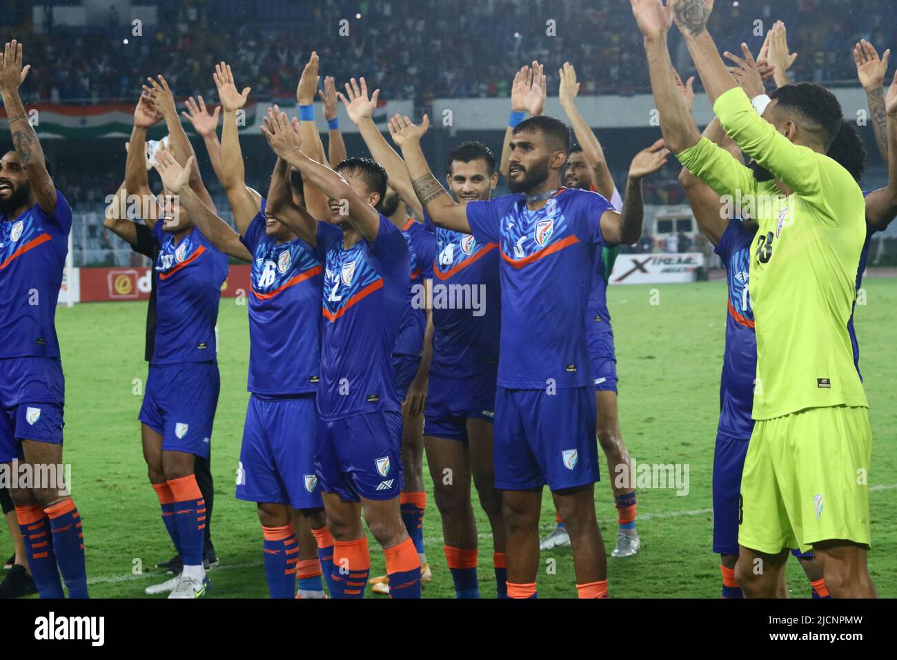 L'India ha squalciato Hong Kong segnando due volte su entrambi i lati delle due metà per un risultato del 4-0 nella finale finale di gruppo D finale della Coppa AFC Asiatica 2023 al Salt Lake Stadium di martedì. Ciò ha aiutato l'India a diventare il topper del gruppo con nove punti da tre vittorie e ha assicurato il relativo secondo posto principale-rotondo consecutivo della tazza asiatica per la prima volta nella storia del torneo. Hong Kong (sei punti) si è anche fatta alla fase finale diventando uno dei migliori secondi finalisti nei sei gruppi del round finale di qualifica. L’India ha colto gli obiettivi a due fini Foto Stock