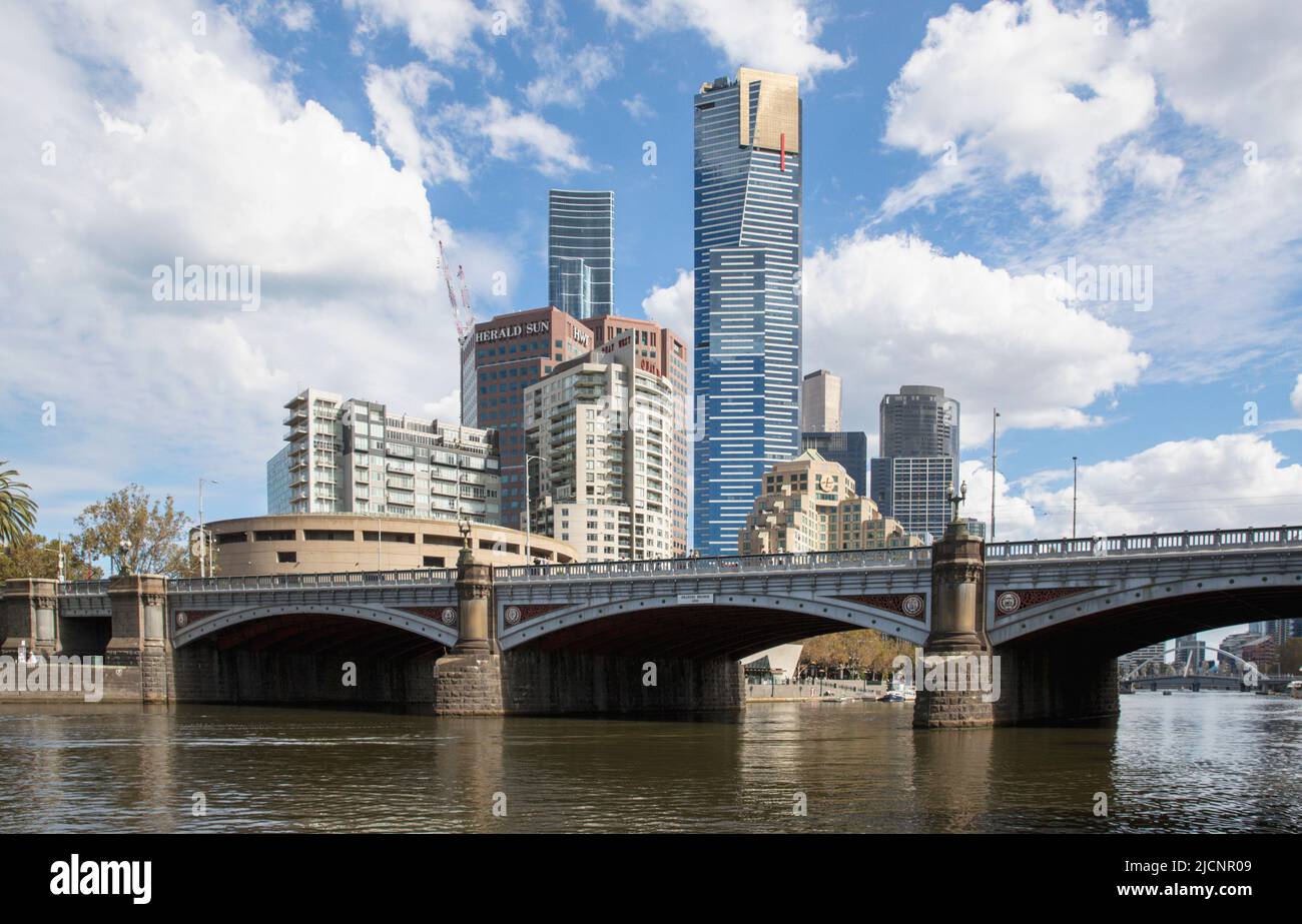 Grattacieli, Princes Bridge e Yarra River, Southbank, Melbourne Australia giovedì 14 aprile 2022. Foto: David Rowland / One-Image.com Foto Stock