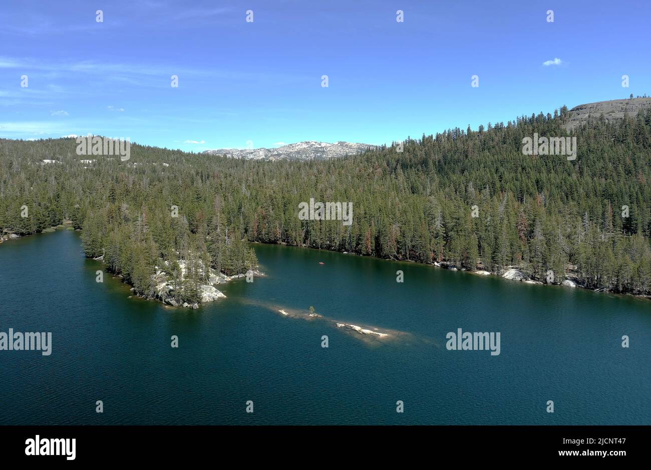 Alte montagne della Sierra vicino a Markleeville, California. Kinney Lake, Lake Alpine e Ebbets Peak sono mostrati. Foto Stock