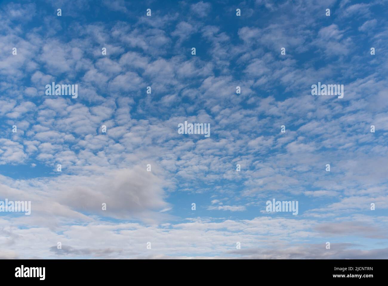 Cielo blu con bellissime nuvole discontinuo per l'uso di sostituzione del cielo. Foto Stock