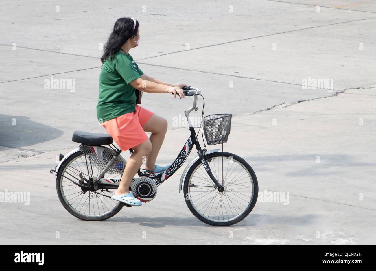 SAMUT PRAKAN, THAILANDIA, Apr 04 2022, una donna in bicicletta in strada. Foto Stock
