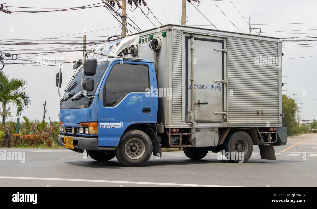 BANGKOK, THAILANDIA, 01 2022 GIUGNO, Un camion con carichi chiusi spazio giro su una strada rurale Foto Stock