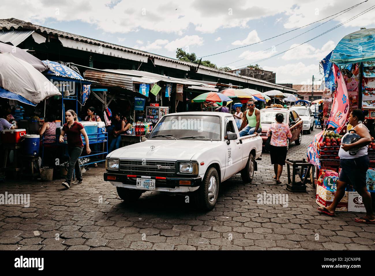 Scena di strada trafficata, mercato locale - Granada, Nicaragua Foto Stock