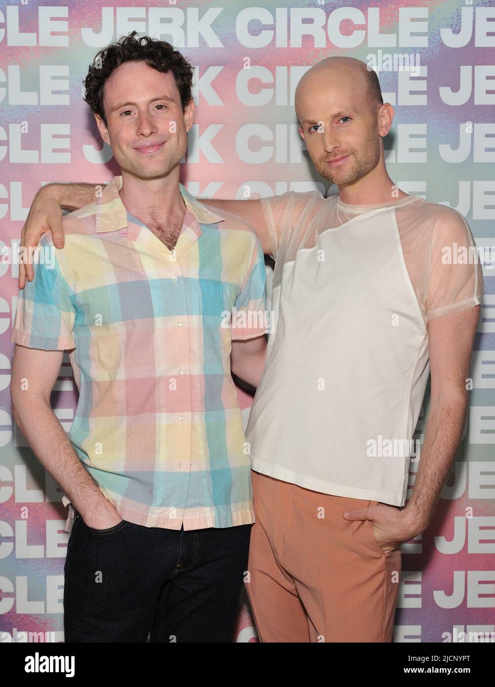 New York, Stati Uniti. 14th giugno 2022. L-R: Michael Breslin e Patrick Foley partecipano all'esibizione di apertura di Circle Jerk al Connelly Theater di New York, NY il 14 giugno 2022. (Foto di Stephen Smith/SIPA USA) Credit: Sipa USA/Alamy Live News Foto Stock