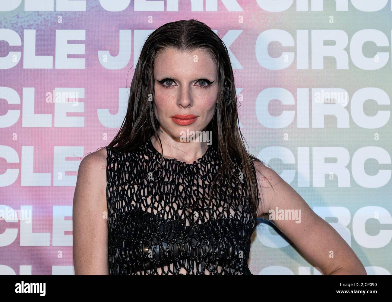 New York, NY - 14 giugno 2022: Vestito da Juila Fox realizzato in lattice da Kasia Kucharska partecipa alla notte di apertura del Circle Jerk al Connelly Theater Foto Stock