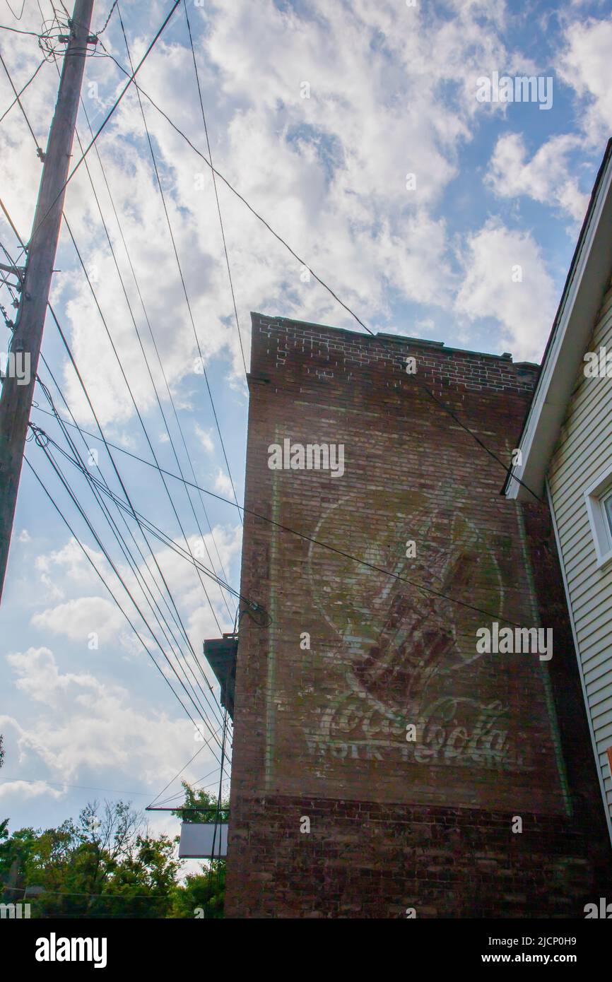Un vecchio annuncio di Coca-Cola dipinto su un muro di mattoni rossi a Butler, Pennsylvania. Foto Stock