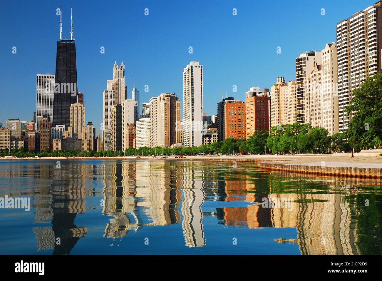 Lo skyline di Chicago si riflette nelle calme acque del lago Michigan in una giornata di sole Foto Stock