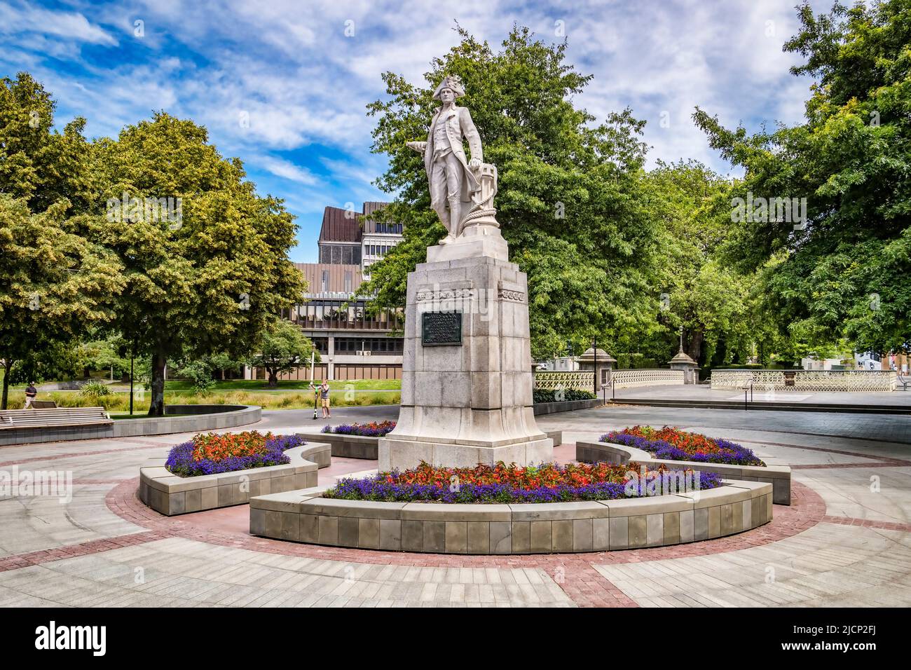 3 gennaio 2019: Christchurch, Nuova Zelanda - Victoria Square in estate, con alberi in foglia piena, e la statua del Capitano James Cook. Foto Stock