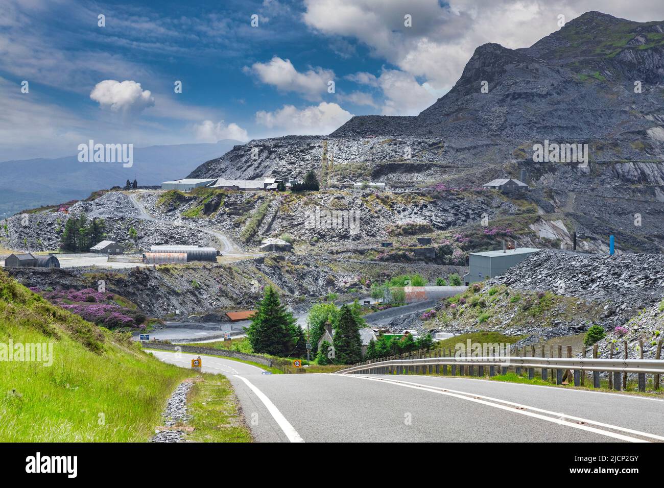 27 maggio 2019: Blaenau Ffestiniog, Gwynedd, Galles, Regno Unito - miniera di ardesia appartenente alla gallese Slate, l'unica miniera di ardesia ancora operativa nella città. Strada... Foto Stock