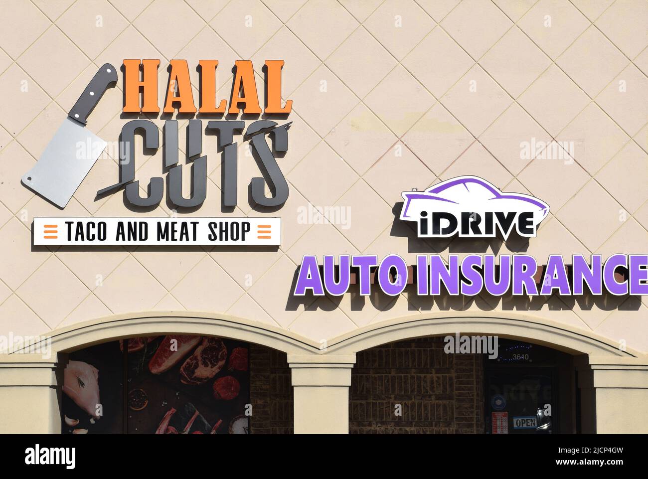 Halal taglia Taco e Meat Shop e iDrive Auto Insurance segno Foto Stock