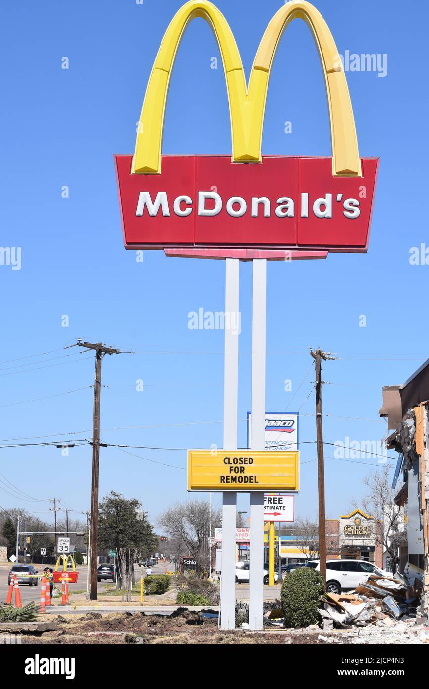 McDonald's Sign di fronte a un ristorante demolito per una ristrutturazione Foto Stock