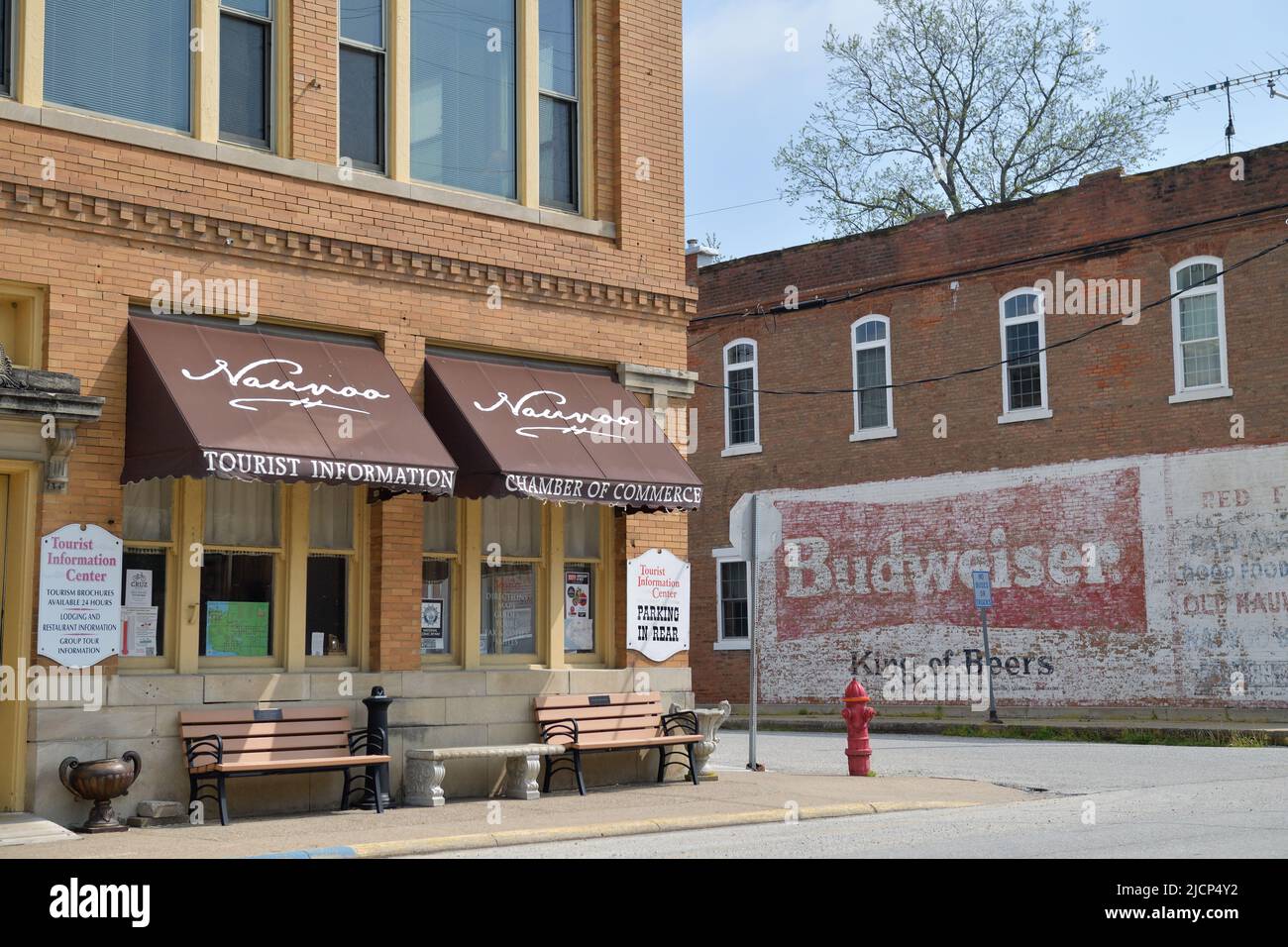 Nauvoo, Illinois, Stati Uniti. Piccola camera di commercio della comunità su una piccola città strada del centro. Foto Stock