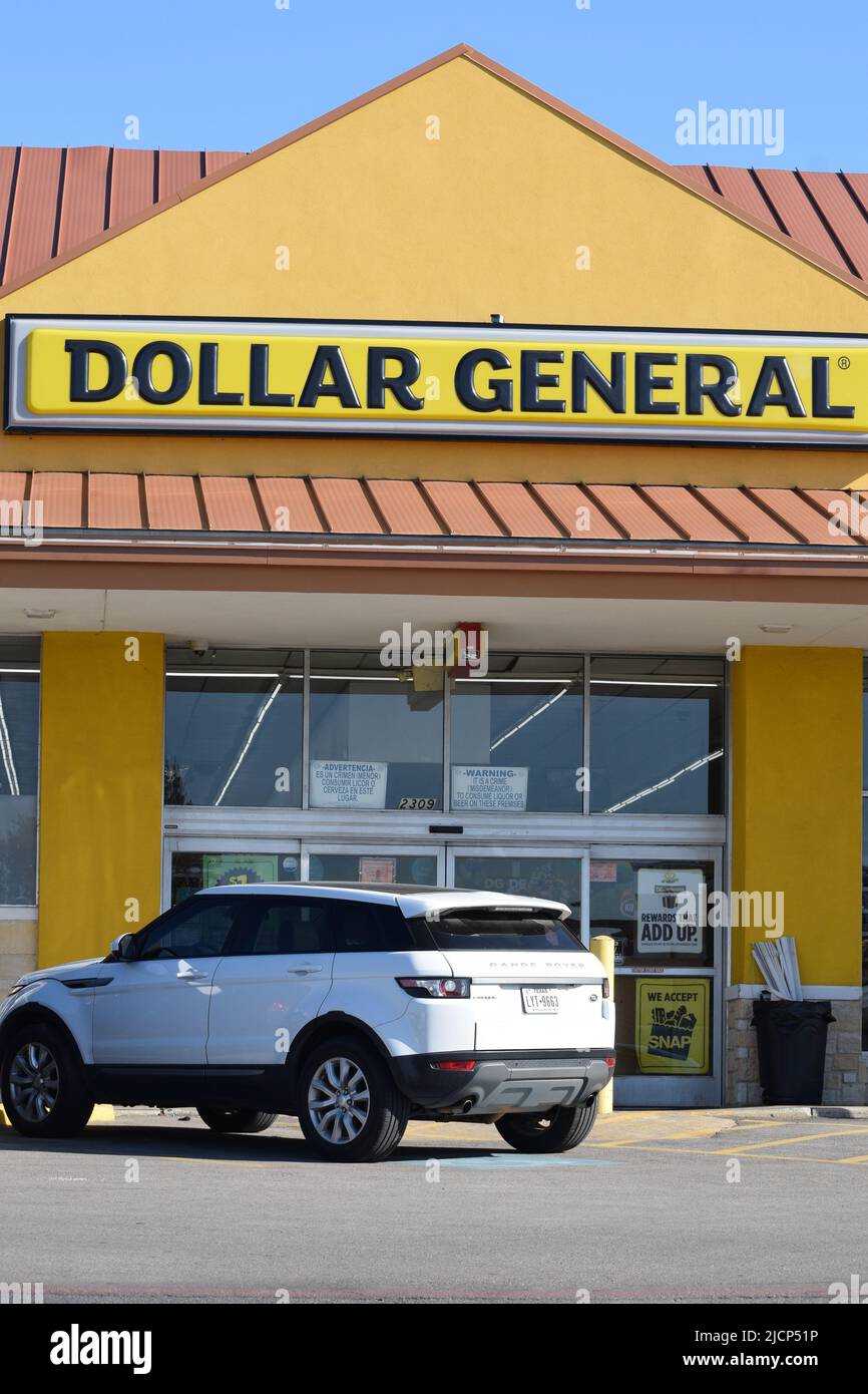 SUV bianco parcheggiato di fronte a un negozio Dollar General Foto Stock