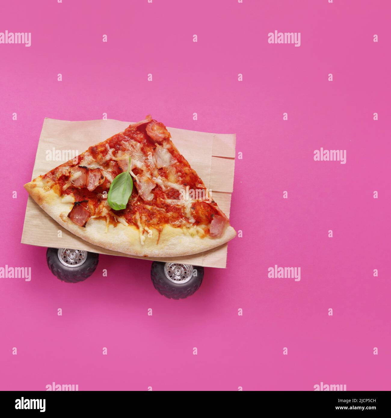 Pizza su sfondo rosa. Concezione creativa. Consegna di cibo. Vista dall'alto, disposizione piatta, spazio di copia Foto Stock