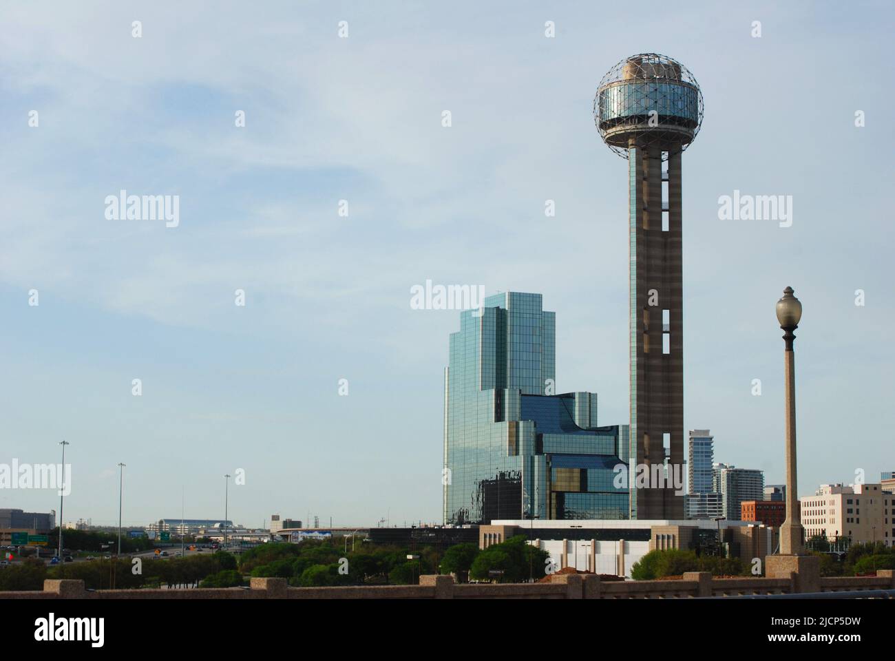 Reunion Tower (accanto all'Hyatt Regency Hotel) nel centro di Dallas, Texas Foto Stock