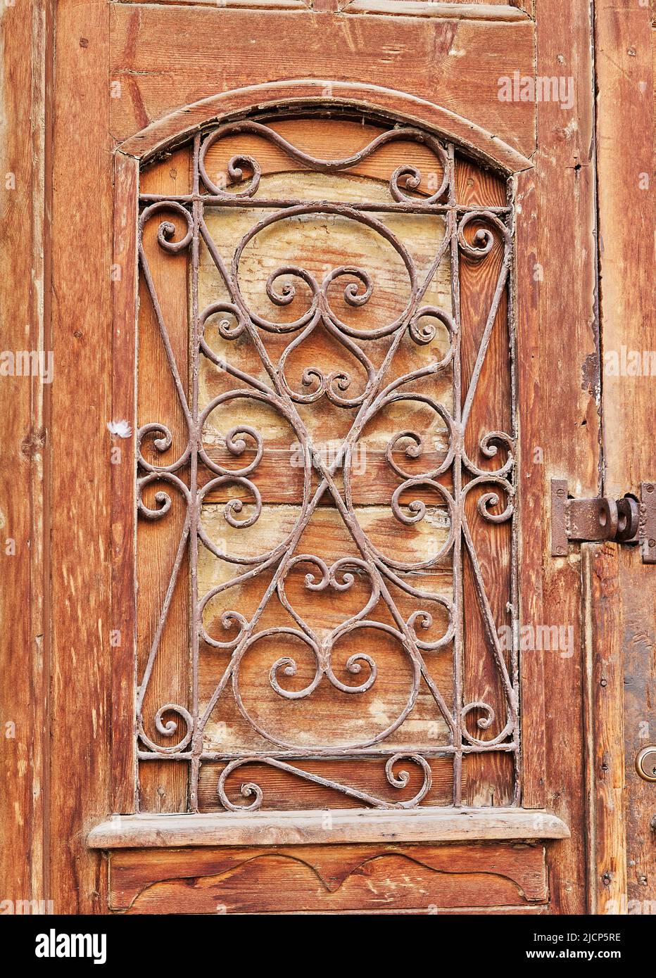 Vecchia porta in legno con griglia vintage in metallo Foto Stock