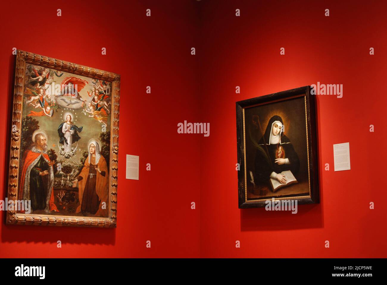 Due dipinti a tema religioso al Dallas Museum of Art, appesi su pareti rosse Foto Stock