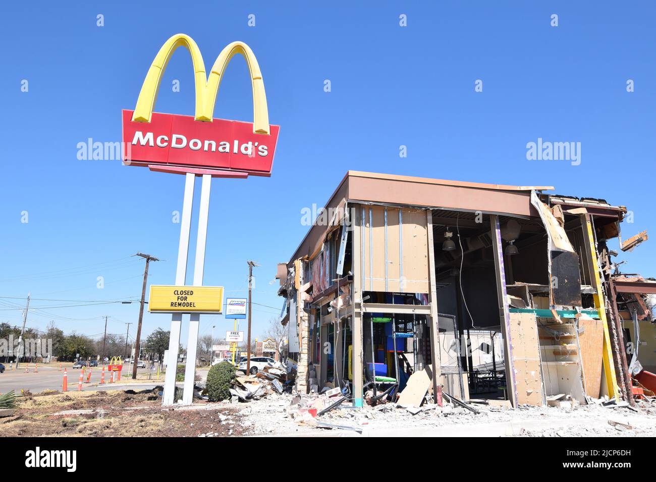 I lavoratori edili che demoliscono un McDonald's Restaurant a Irving, Texas, saranno presto rimodellati Foto Stock