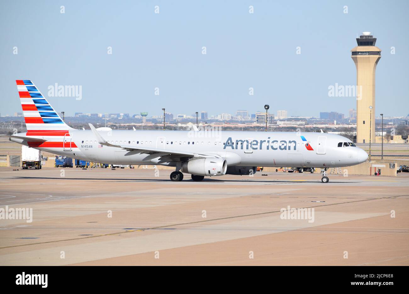 Un aereo American Airlines dopo essere stato servito da agenti di servizio rampa fuori da un terminal presso l'aeroporto DFW (aeroporto Dallas-Fort Worth) Foto Stock