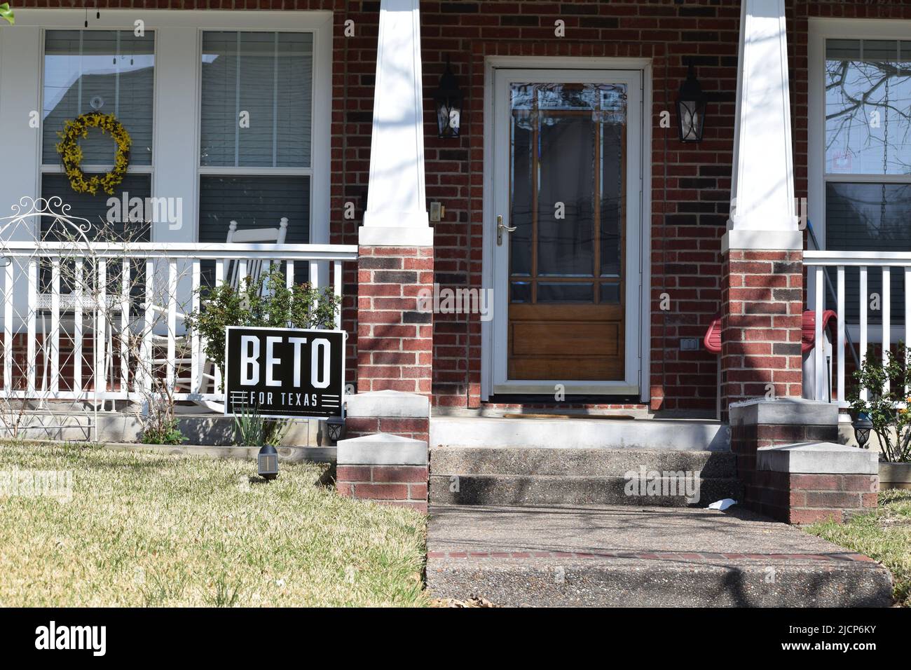 Un cartello della campagna Beto (Robert Francis o'Rourke) nel cortile anteriore di una casa di lusso in Farmers Branch, Texas Foto Stock