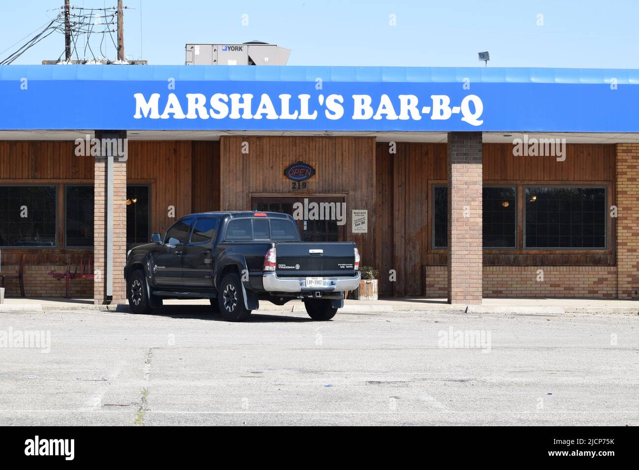 Black Toyota Tacoma pick up camion parcheggiato fuori Marshall Bar-B-Q ristorante in Farmers Branch, Texas Foto Stock
