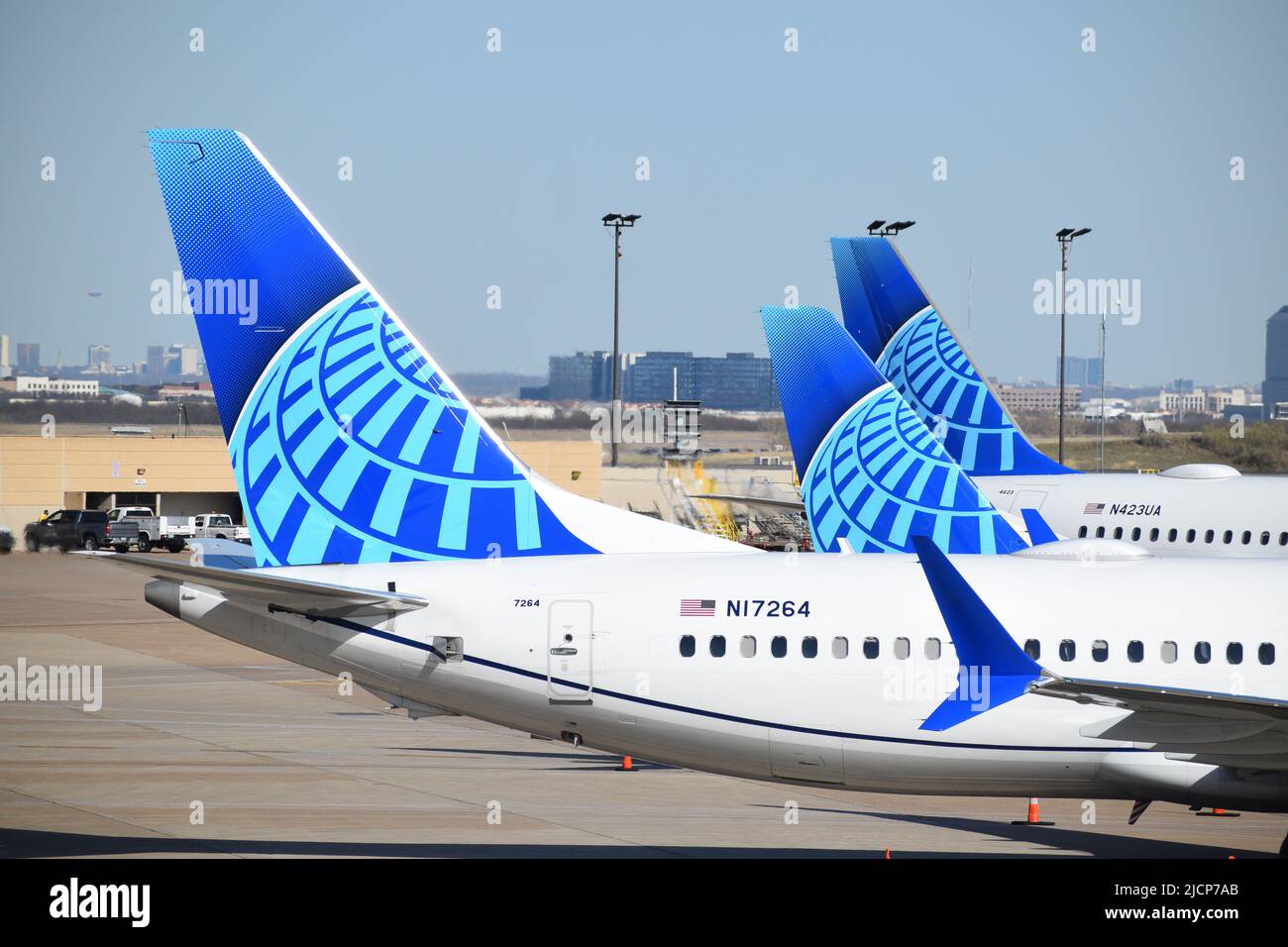Tre aerei della United Airlines parcheggiati presso un terminal dell'aeroporto internazionale di Dallas Fort Worth (aeroporto DFW). L'aereo in primo piano è un Boeing 73 Foto Stock