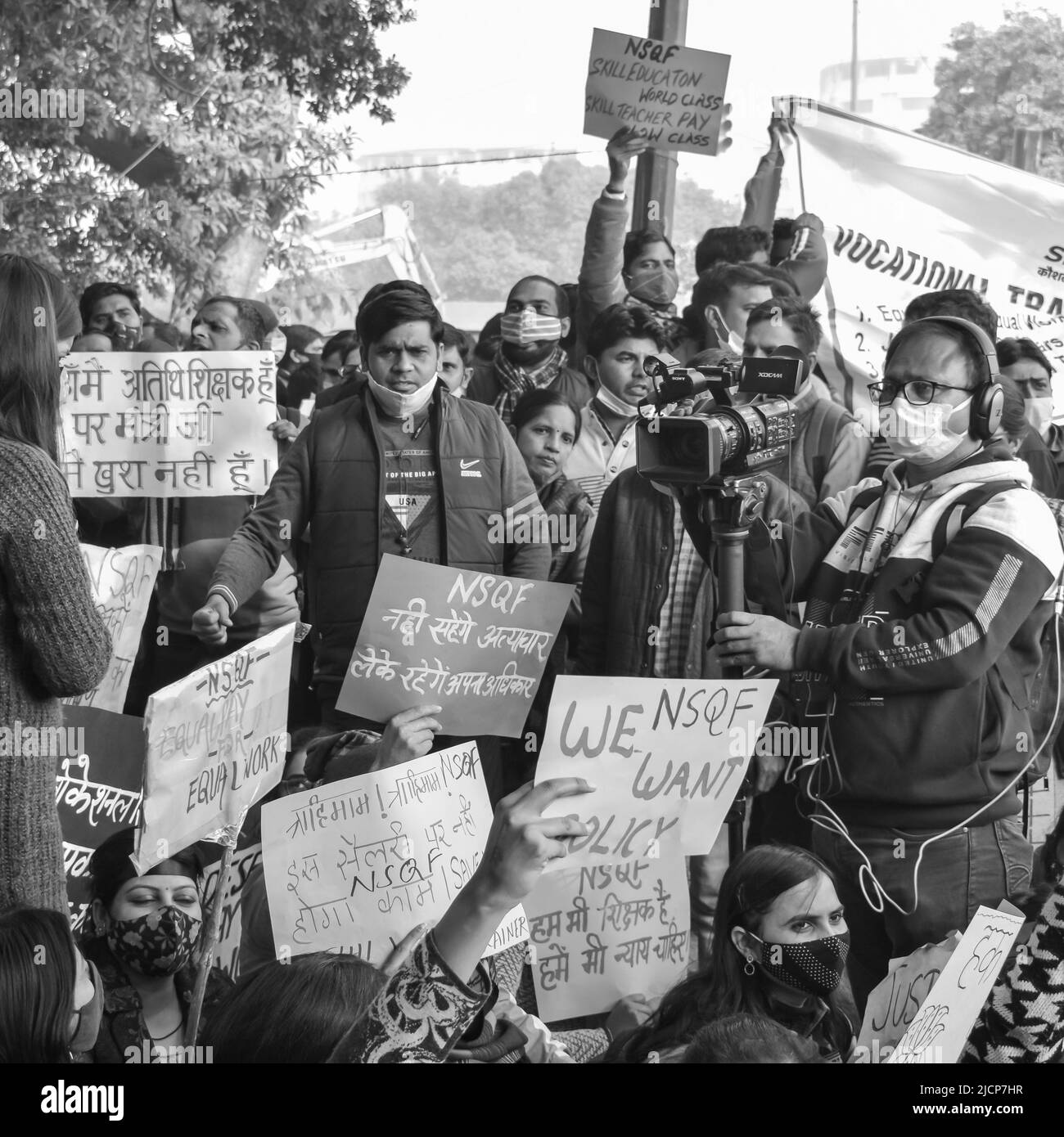 Delhi, India Dicembre 25 2021 : insegnanti ospiti contrattuali di Delhi con manifesti, bandiere e graffiti che protestano contro il governo AAP di Delhi per aver fatto Foto Stock