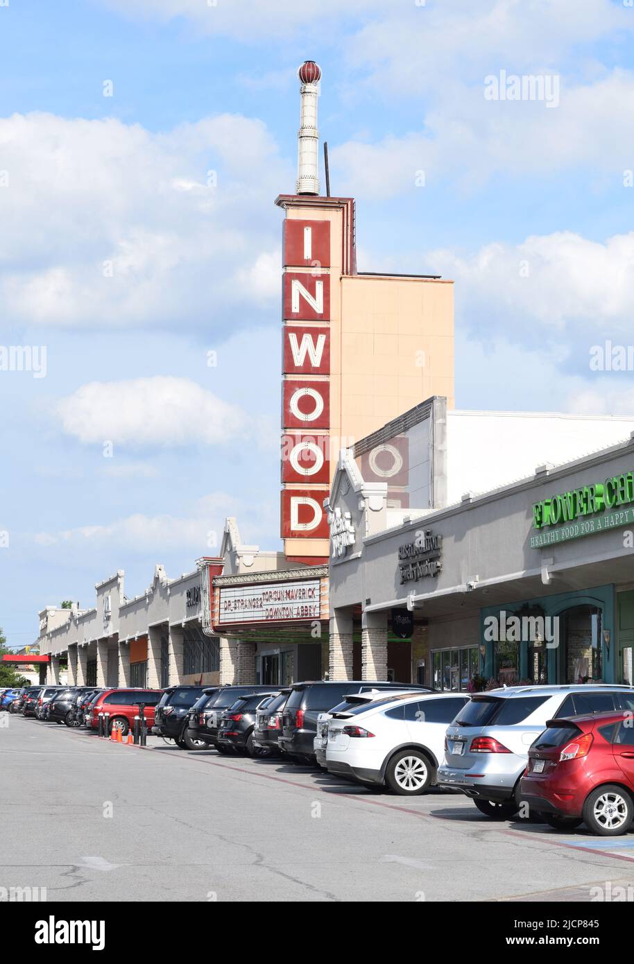 Auto parcheggiate di fronte all'Inwood Movie Theater di Dallas, Texas Foto Stock