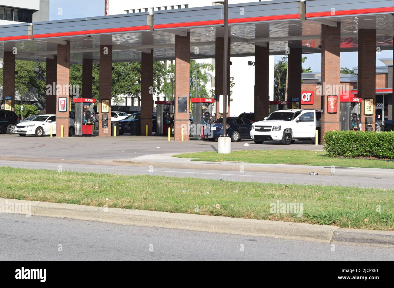 Clienti che pompano benzina in una stazione di servizio Quick Trip Foto Stock