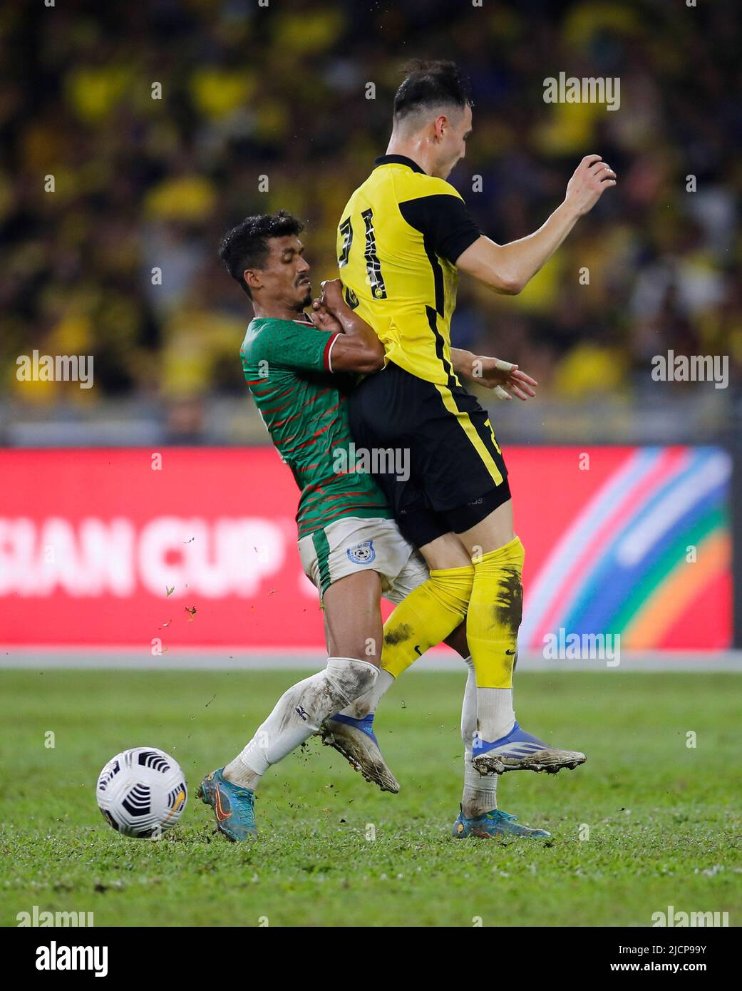 Kuala Lumpur, Malesia. 14th giugno 2022. Dion cools (R) della Malesia e Rakib Hossain (L) del Bangladesh visto in azione durante la partita di qualificazione AFC Asian Cup 2023 tra Malesia e Bangladesh allo Stadio Nazionale Bukit Jalil. Punteggio finale; Malesia 4:1 Bangladesh. (Foto di Wong Fok Loy/SOPA Images/Sipa USA) Credit: Sipa USA/Alamy Live News Foto Stock