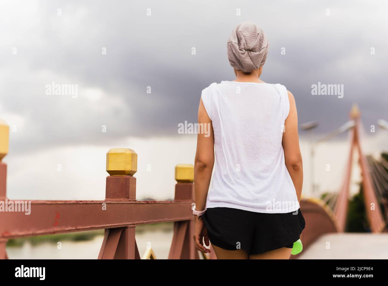 Donna esercizio a piedi sul ponte nel parco. Foto Stock