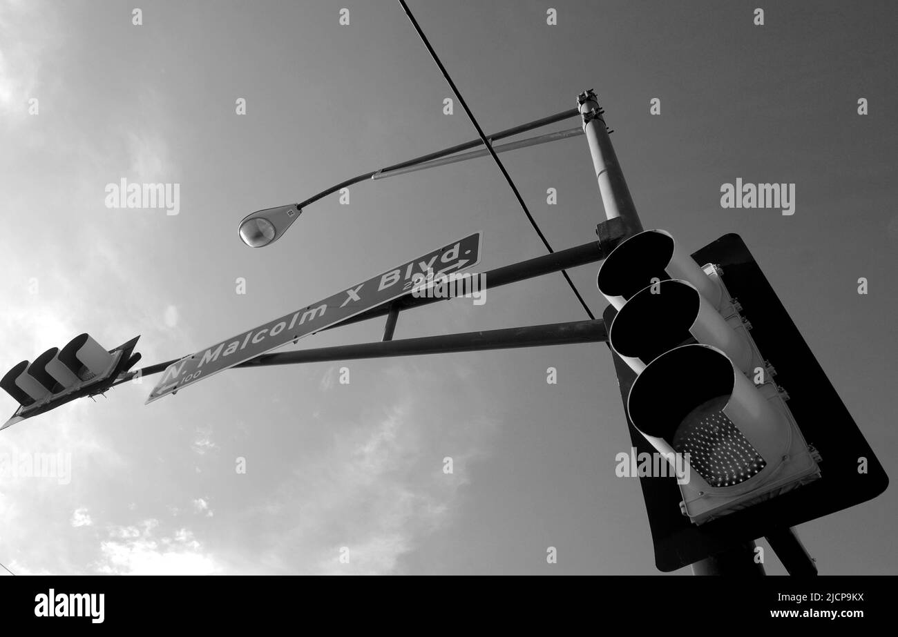 Primo piano dei semafori su Malcolm X Boulevard a Dallas, Texas Foto Stock