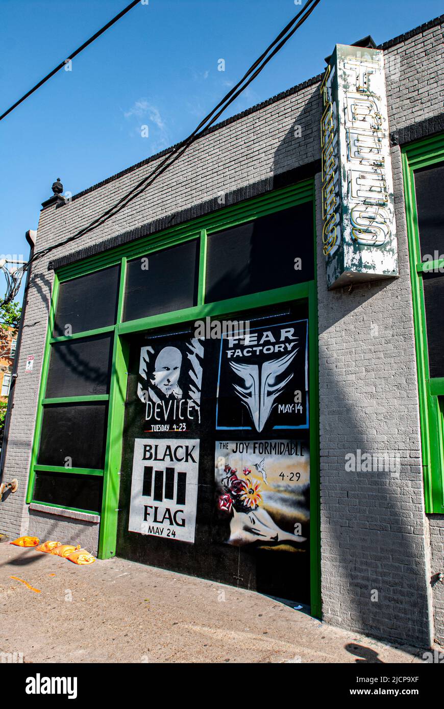 Deep Ellum Area of Dallas, Texas: Trees Nightclub con i prossimi poster da concerto includono Black Flag, Fear Factory, dispositivo e la gioia formidabile Foto Stock