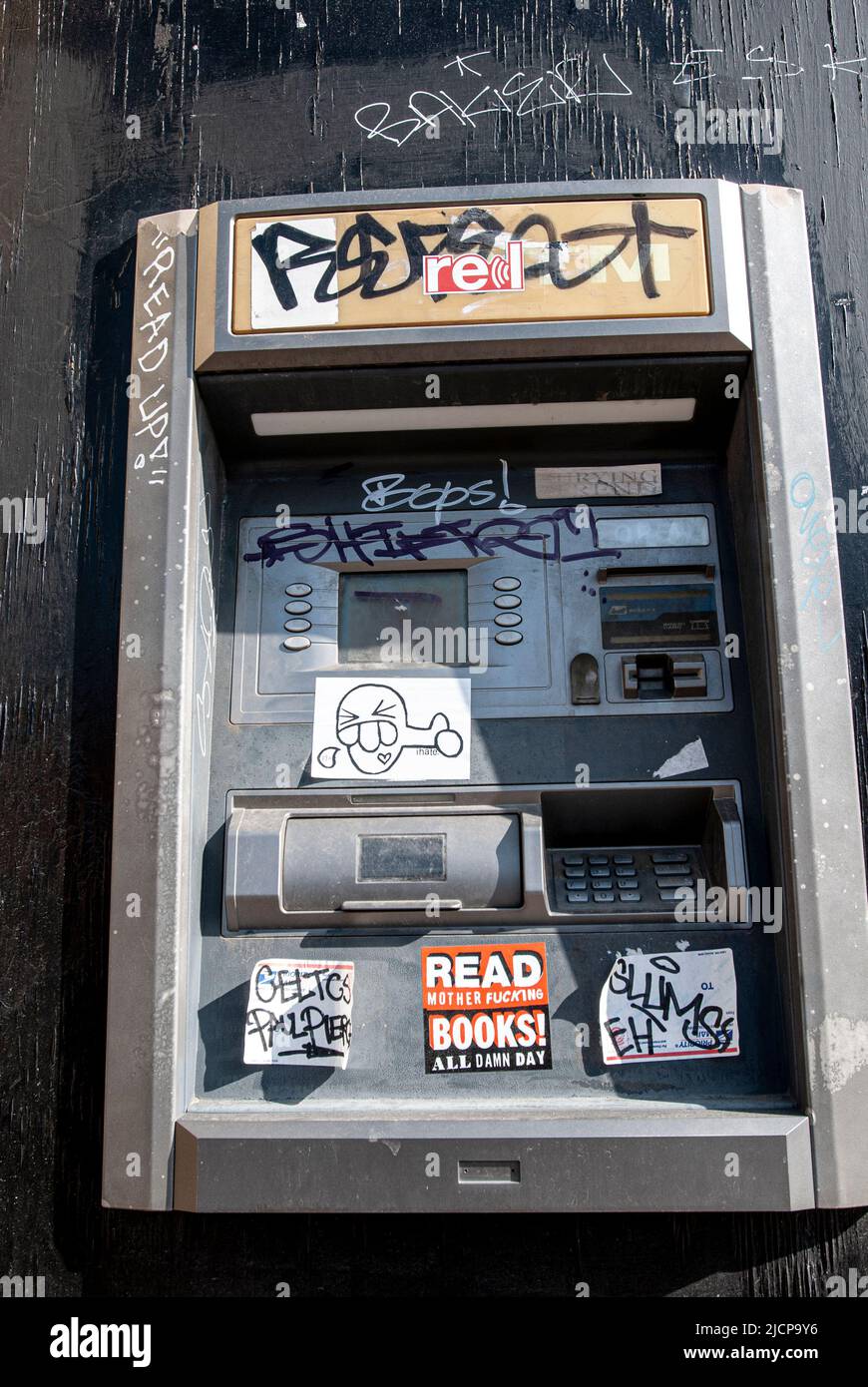 Deep Ellum Area di Dallas, Texas: Bancomat non funzionante vandalizzato con adesivi e graffiti Foto Stock