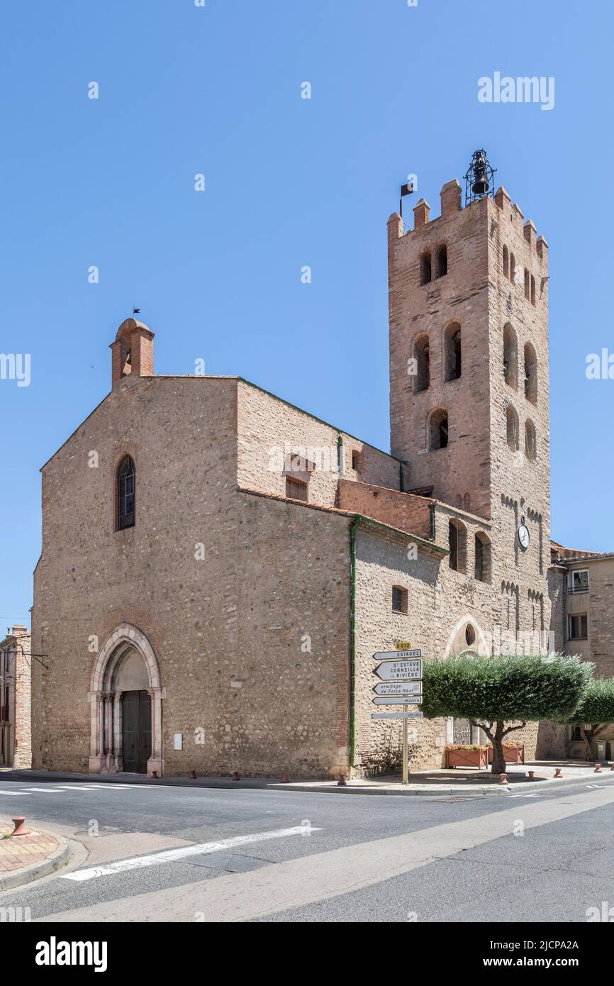 La Chiesa di Sainte-Eulalie e Sainte-Julie de Millas è una chiesa in parte in stile romanico situata a Millas , nel dipartimento francese dei Pirenei-O. Foto Stock