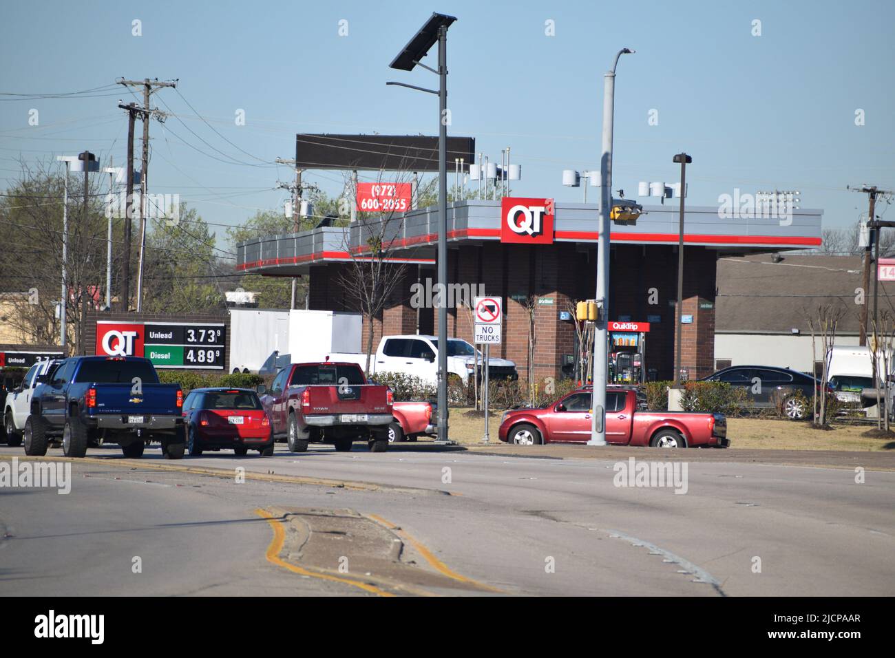Un minimarket Quick Trip o QT e un distributore di benzina a Irving, Texas Foto Stock