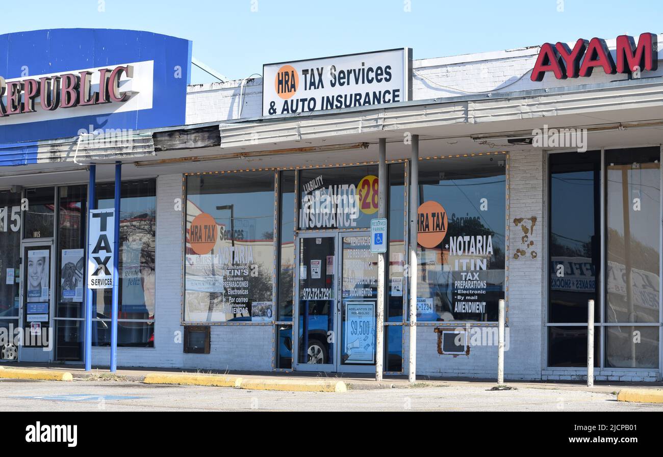 HRA Tax Services e Auto Insurance storefront in un centro commerciale strip in Texas Foto Stock