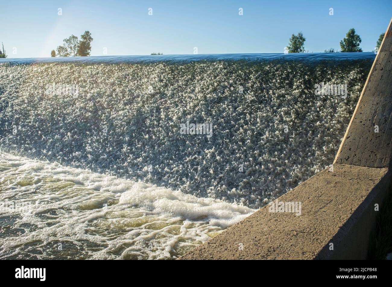 Diga di Las Crispitas. Infrastruttura di controllo delle alluvioni periferia Badajoz, Estremadura, Spagna Foto Stock