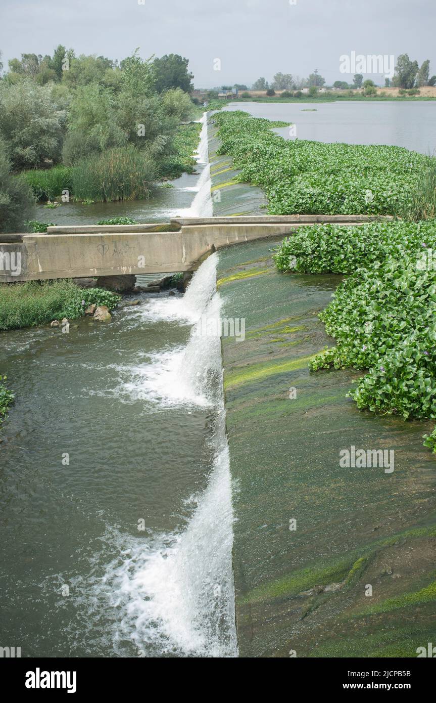 Azud del Guadiana o diga del fiume Caya. Infrastruttura di controllo delle alluvioni periferia Badajoz, Estremadura, Spagna Foto Stock