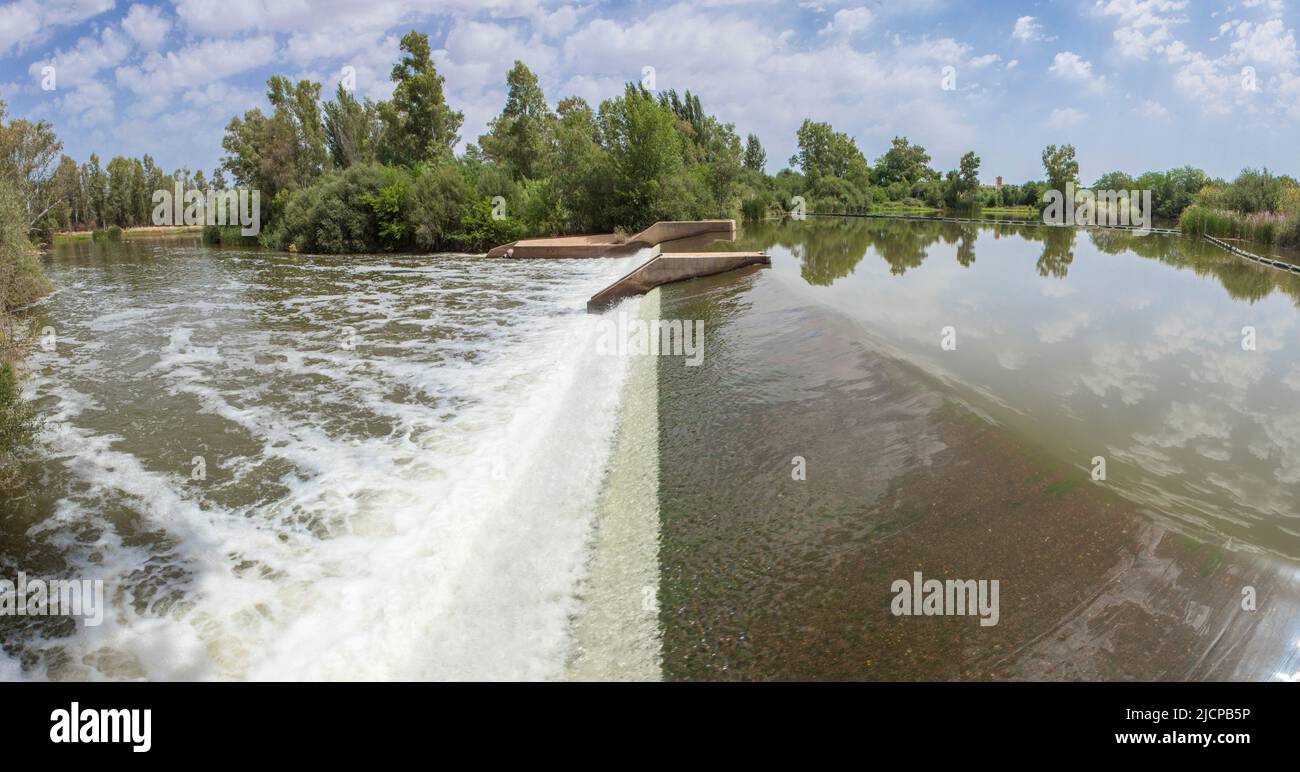 Diga del fiume Guadiana vicino a la Fabrica de la Luz, Merida, Badajoz, Spagna Foto Stock