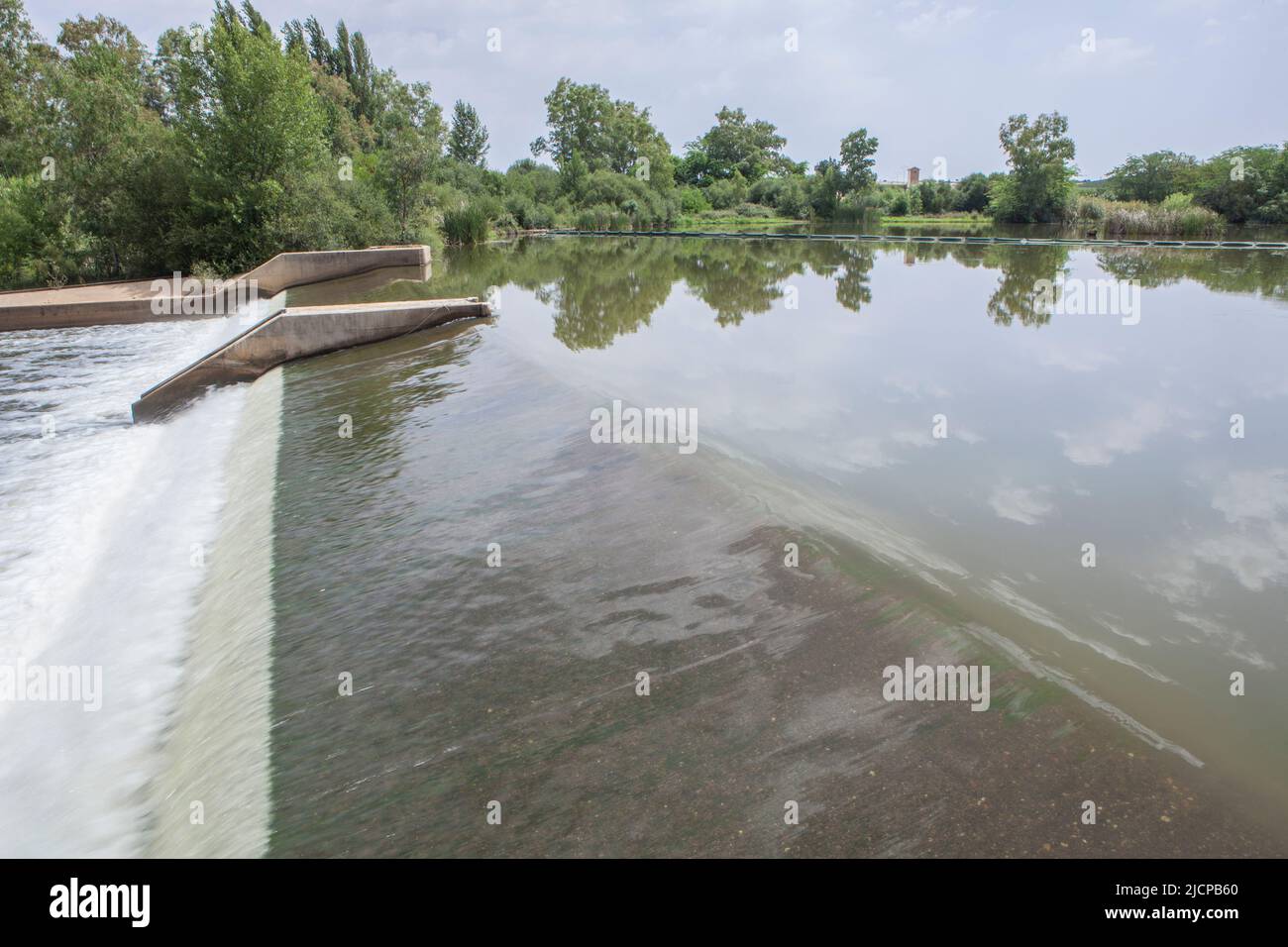 Diga del fiume Guadiana vicino a la Fabrica de la Luz, Merida, Badajoz, Spagna Foto Stock