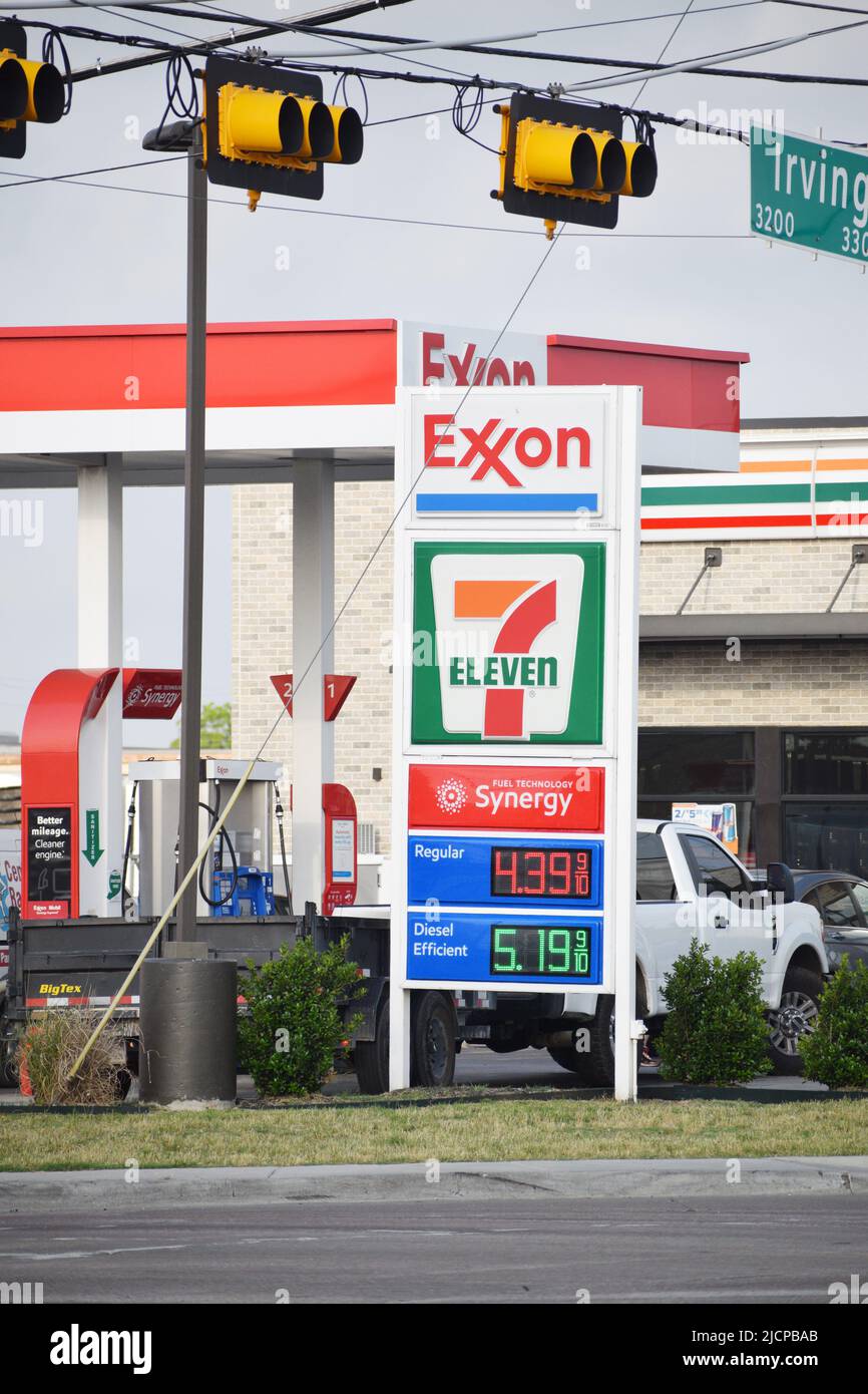 Un minimarket aperto 7-11 ore su 24 e un distributore di benzina con un segno di prezzo Exxon che fa pubblicità al gas a oltre $5,00 litri Foto Stock