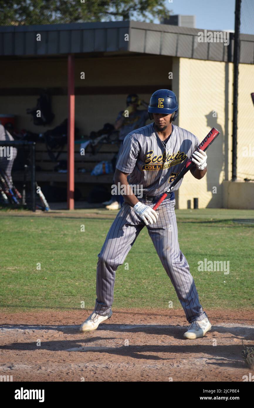 Un giocatore di baseball dell'Ecclesia College in una partita contro il Dallas Christian College Foto Stock