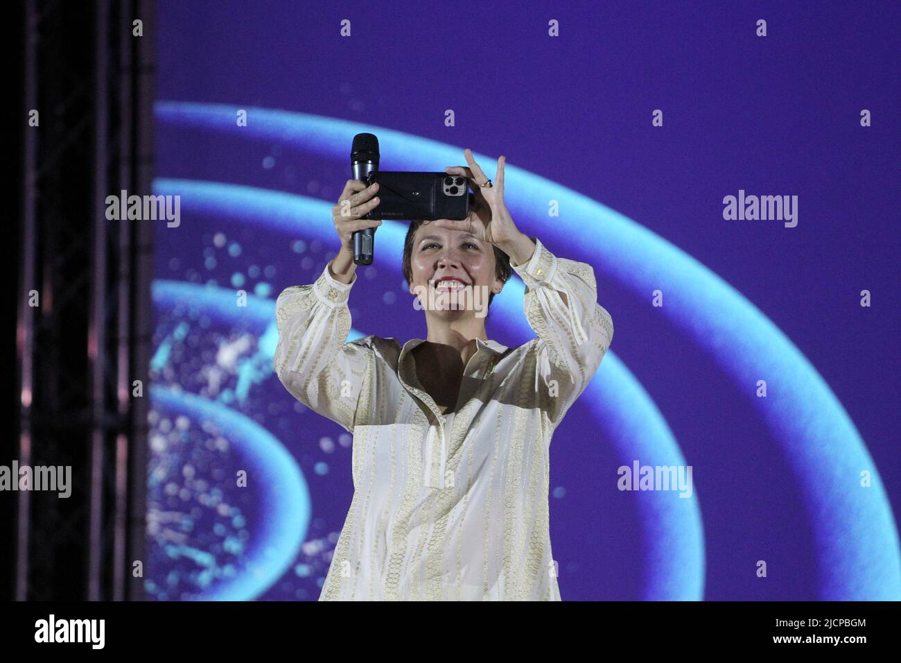 14 giugno 2022, Atene, Grecia: Maggie Gyllenhaal e Peter Sarsgaard partecipano alla prima del suo film ''The Lost Daughter''' durante il Festival Open Air Film di Atene 12th. (Credit Image: © Aristidis Vafeiadakis/ZUMA Press Wire) Foto Stock