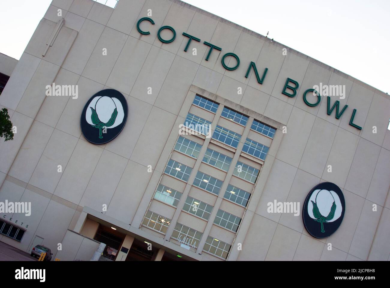 Foto diagonale della facciata del Cotton Bowl a Dallas, Texas, al Fair Park Foto Stock