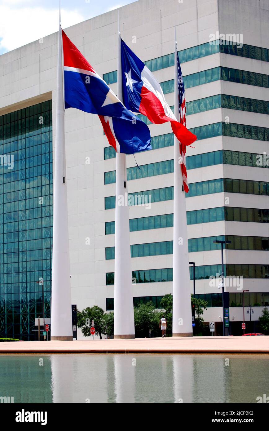 Tre bandiere di fronte al municipio di Dallas (bandiera americana, bandiera di Dallas, bandiera del Texas) Foto Stock