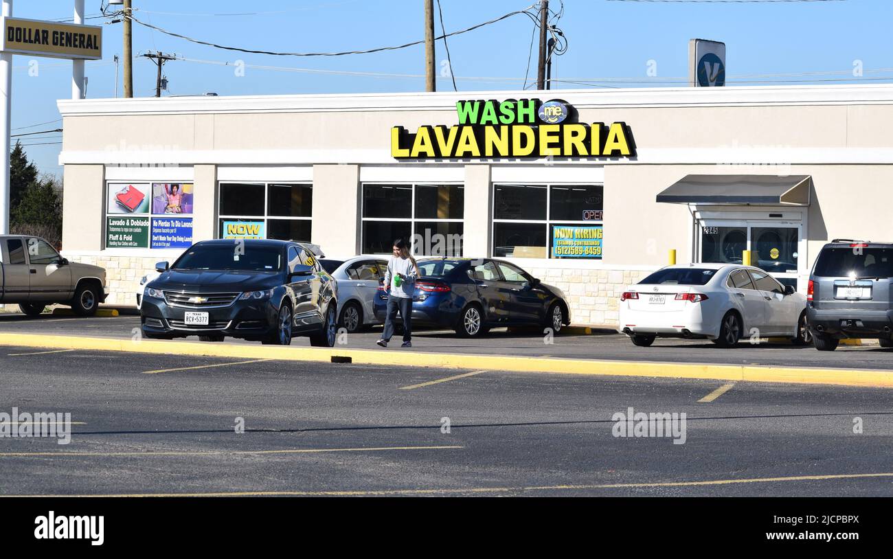 Auto parcheggiate di fronte alla lavanderia Wash Me (lavanderia automatica) Foto Stock